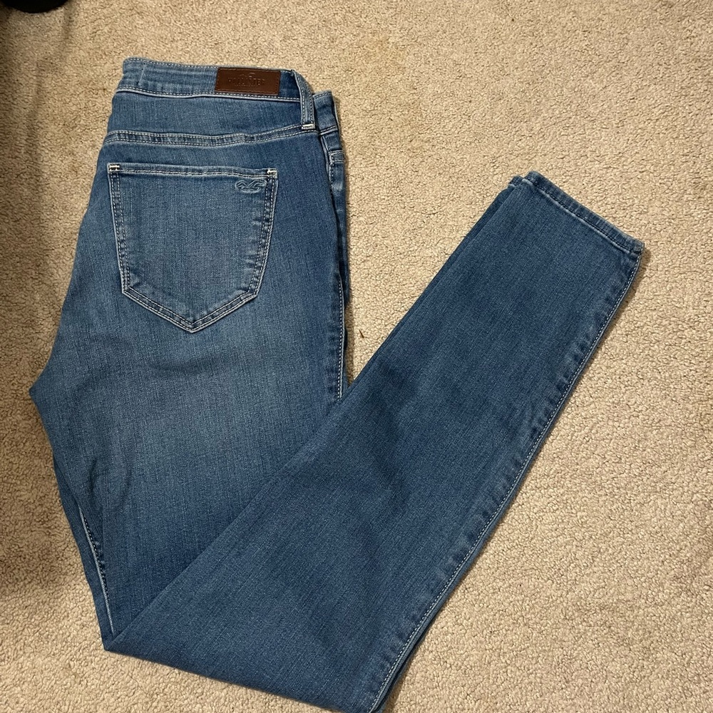 Size 9 large Hollister skinny jeans.  Never worn and in perfect condition!